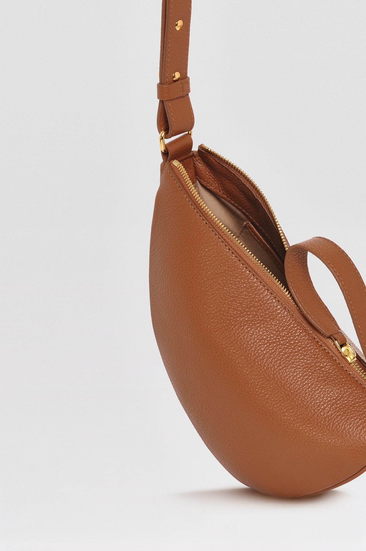 Mini sac banane Lou ENVOL camel — détail cuir #Couleur_Camel