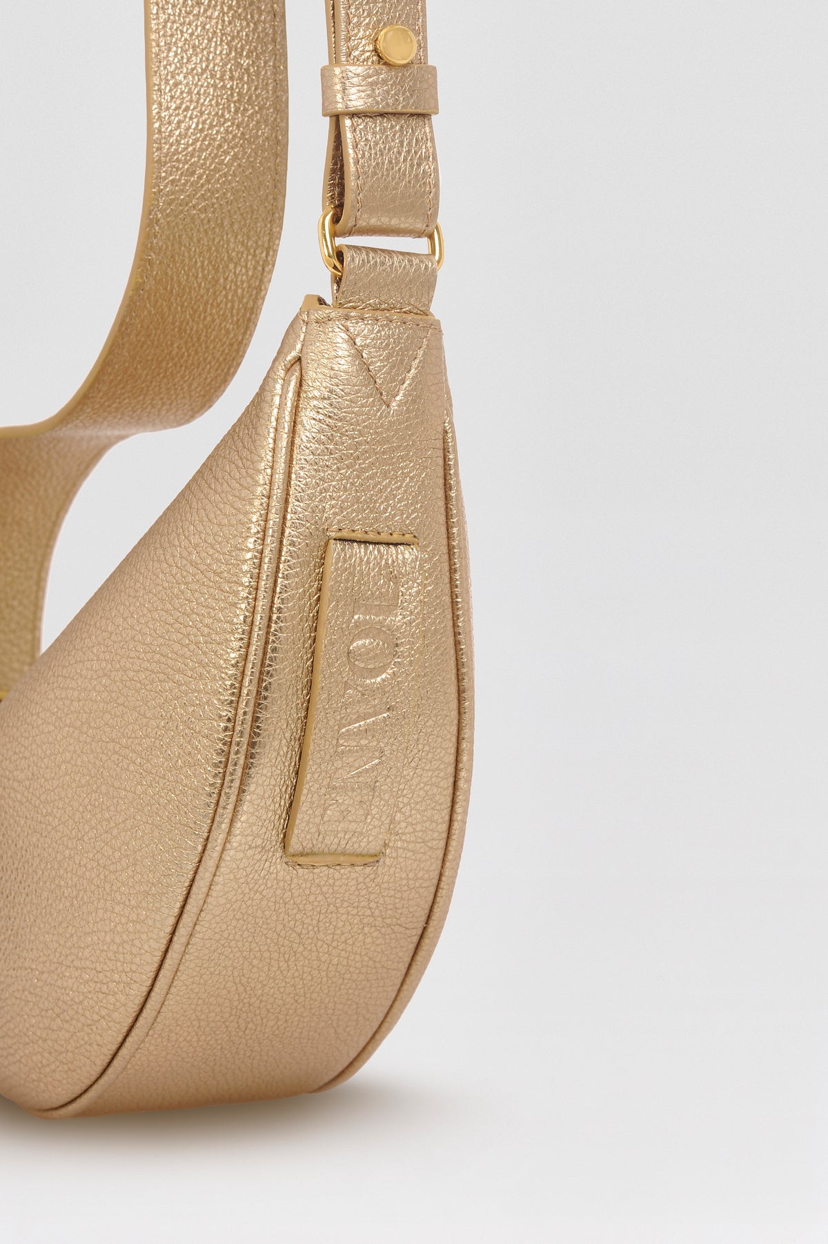 Mini sac banane Lou ENVOL doré — détail cuir métallisé #Couleur_Gold