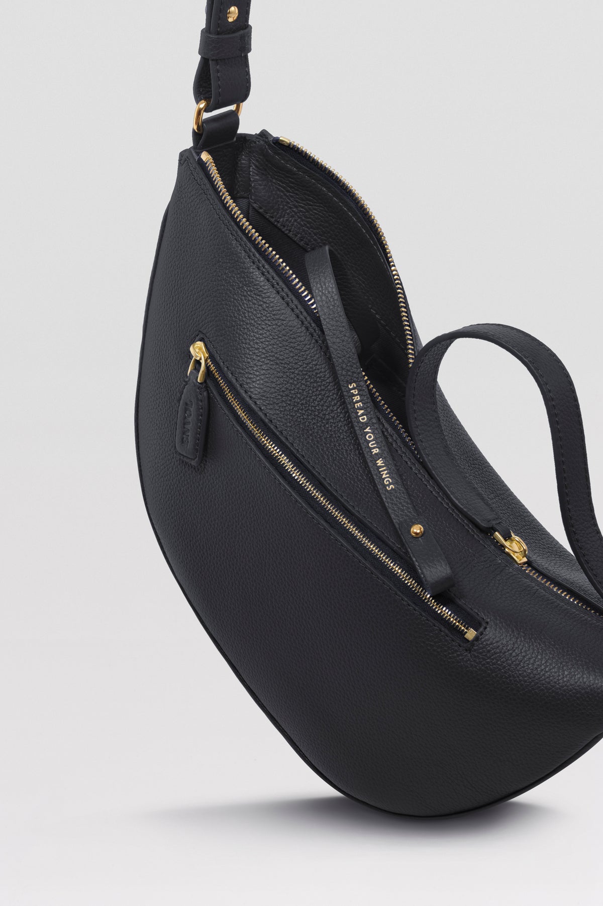 Sac banane Thelma ENVOL bleu de cendre — détail cuir #Couleur_Bleu de Cendre