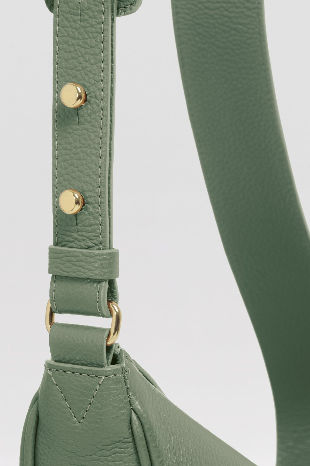 Mini sac banane Lou ENVOL vert amande — détail bandoulière #Couleur_Vert Amande