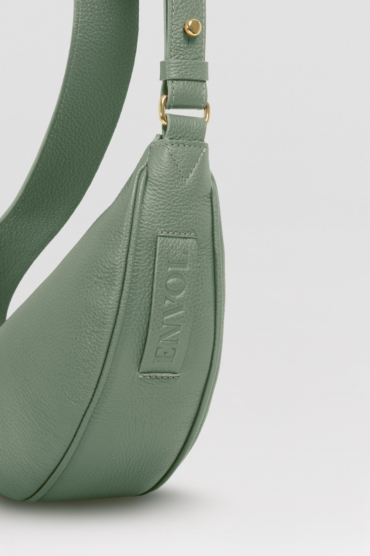 Mini sac banane Lou ENVOL vert amande — détail cuir #Couleur_Vert Amande