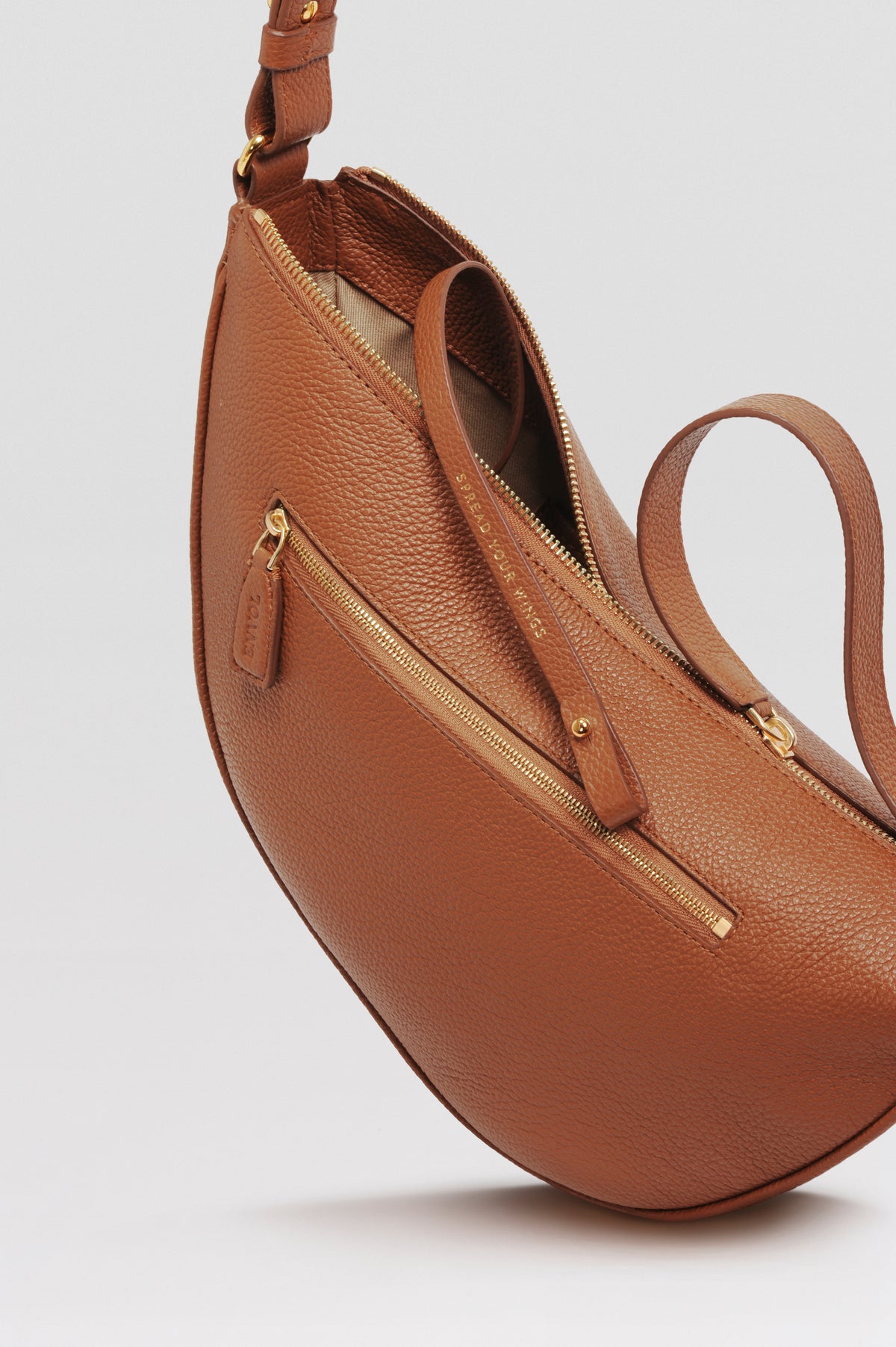 Sac banane Thelma ENVOL camel — détail poche arrière #Couleur_Camel