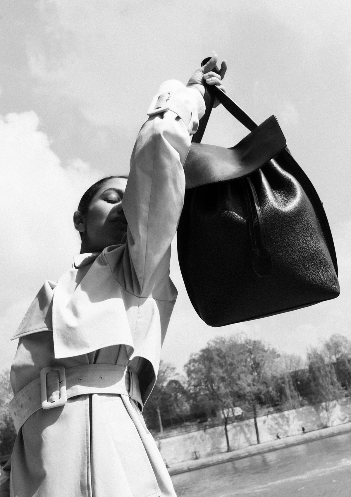 Femme portant le sac à dos Ysé ENVOL noir photo en noir et blanc #Couleur_Noir