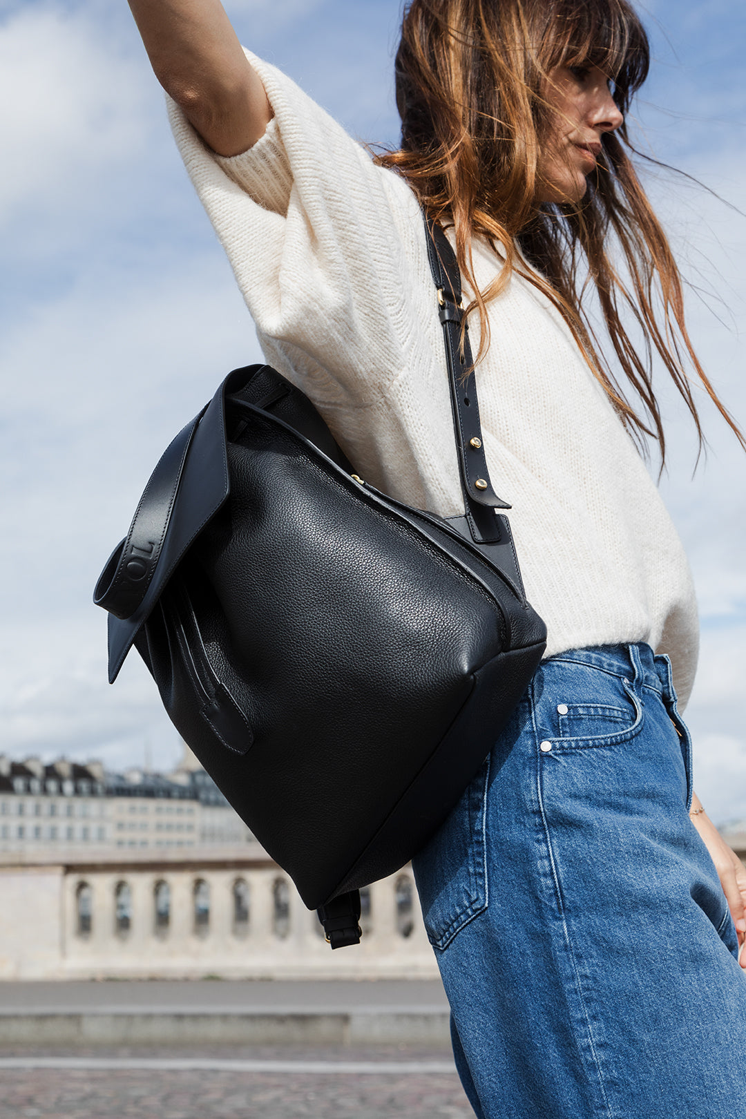 Femme portant le sac à dos Ysé ENVOL noir sur l'épaule #Couleur_Noir