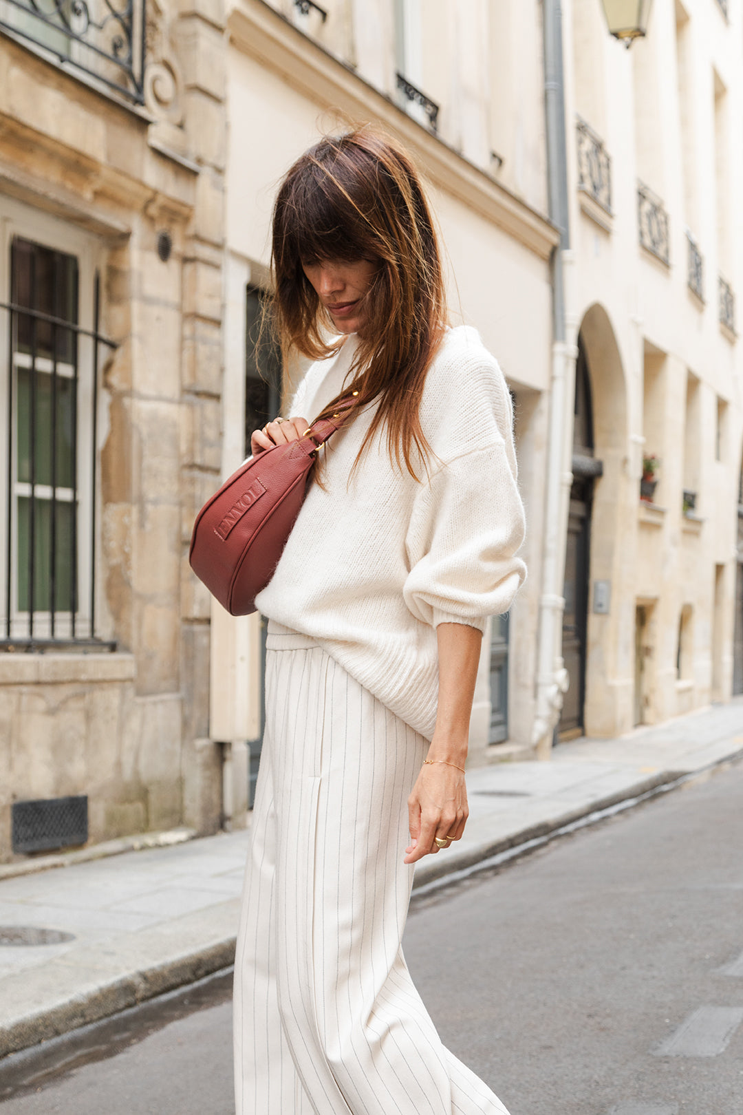 Femme portant le sac banane Thelma ENVOL bois de rose en ville #Couleur_Bois de Rose