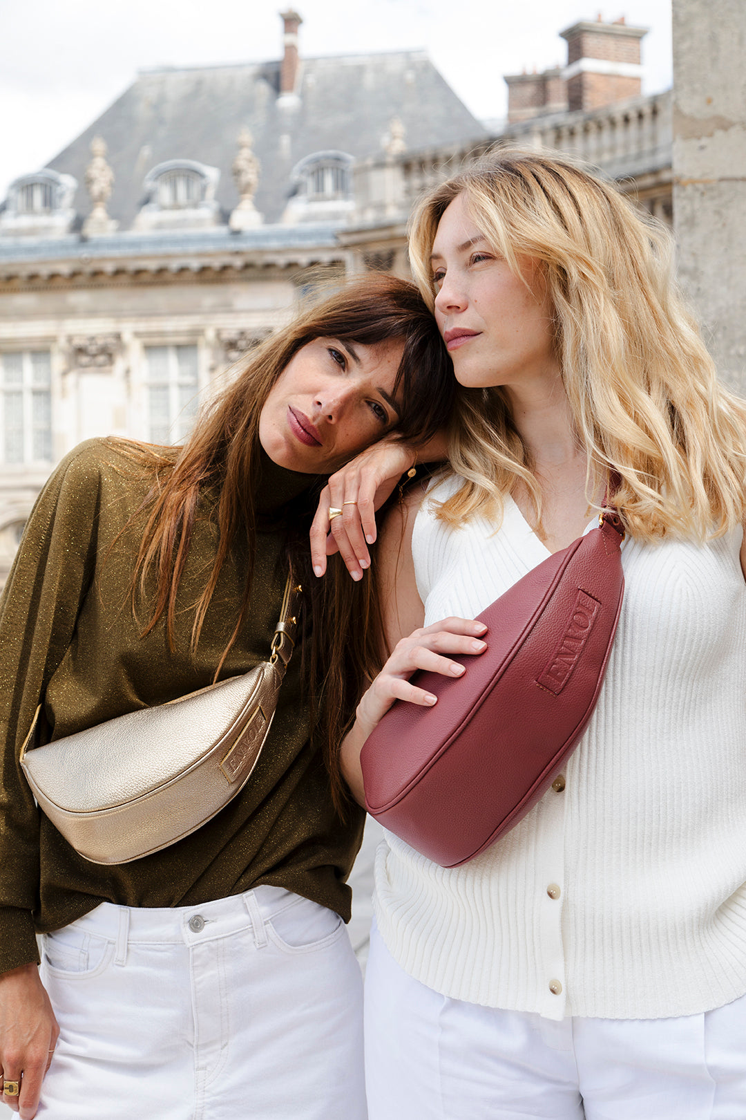 Deux femmes portant le sac banane Thelma ENVOL bois de rose en ville #Couleur_Bois de Rose