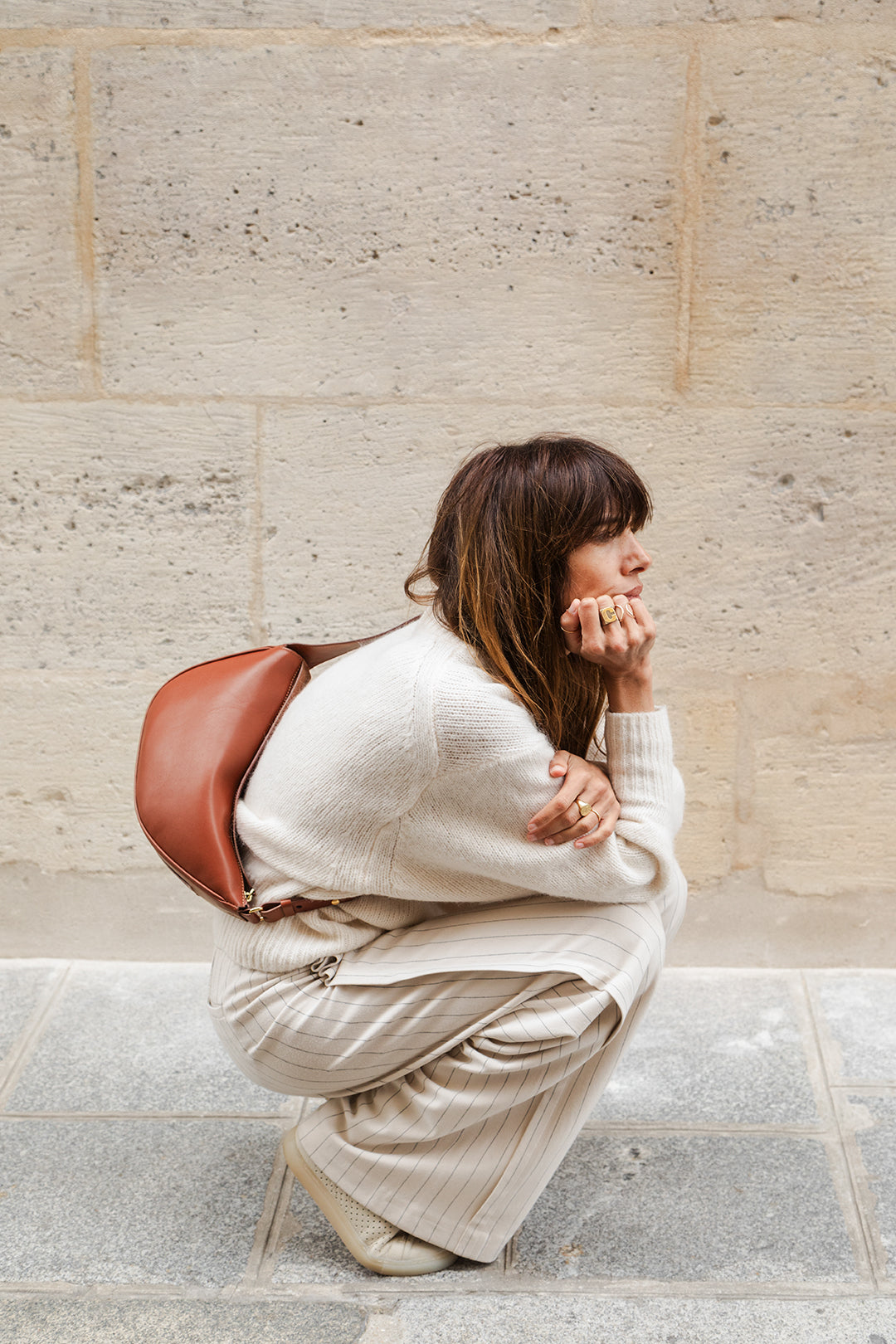 Femme portant le sac banane Thelma ENVOL terracotta assise #Couleur_Terracotta