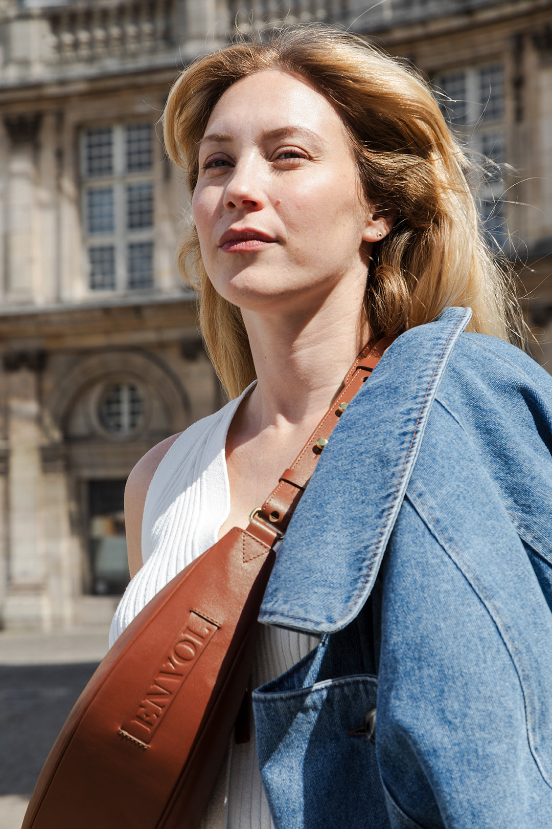 Femme portant le sac banane Thelma ENVOL terracotta en bandoulière, veste en jean #Couleur_Terracotta
