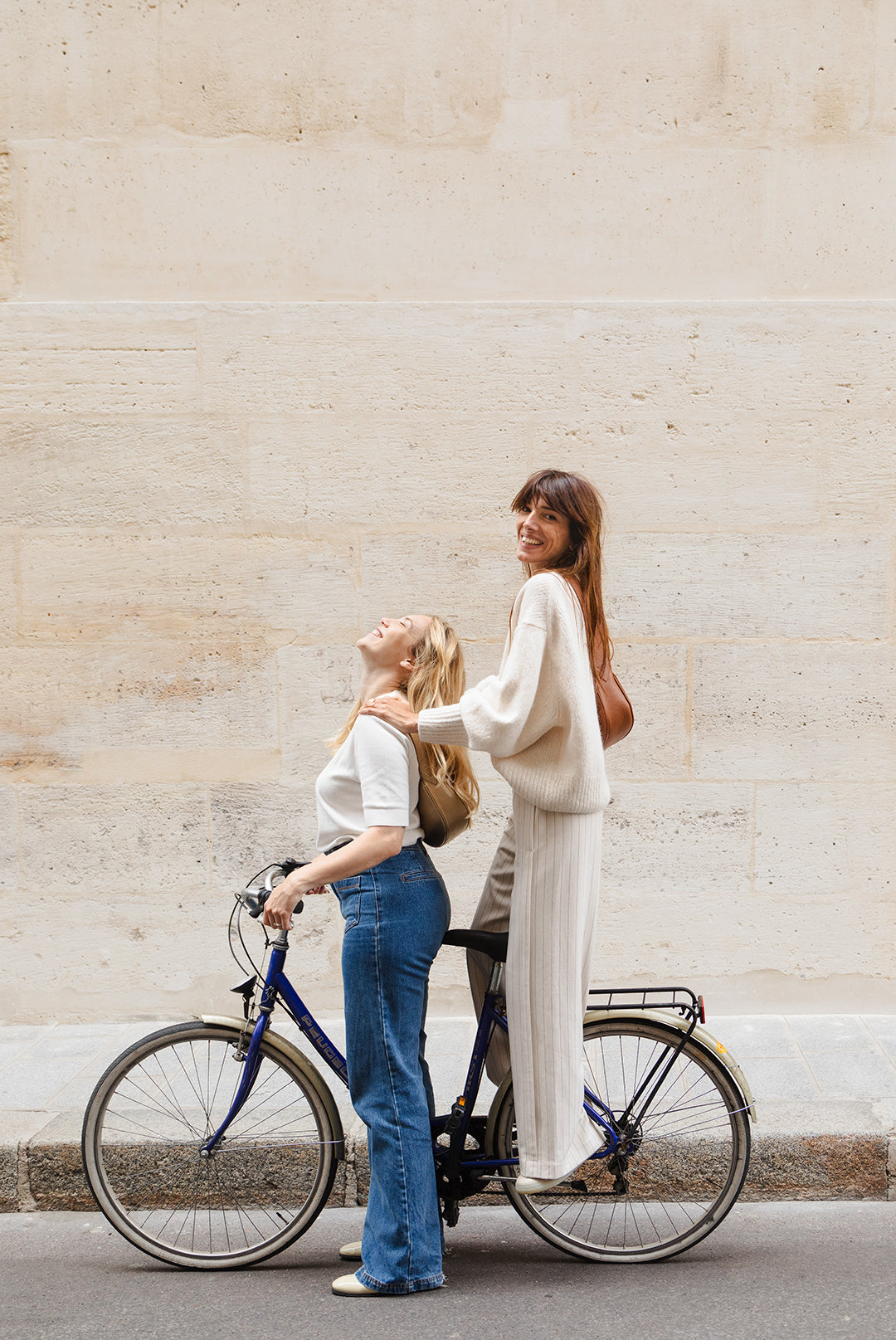 Femme portant le mini sac banane Lou ENVOL camel à vélo #Couleur_Camel