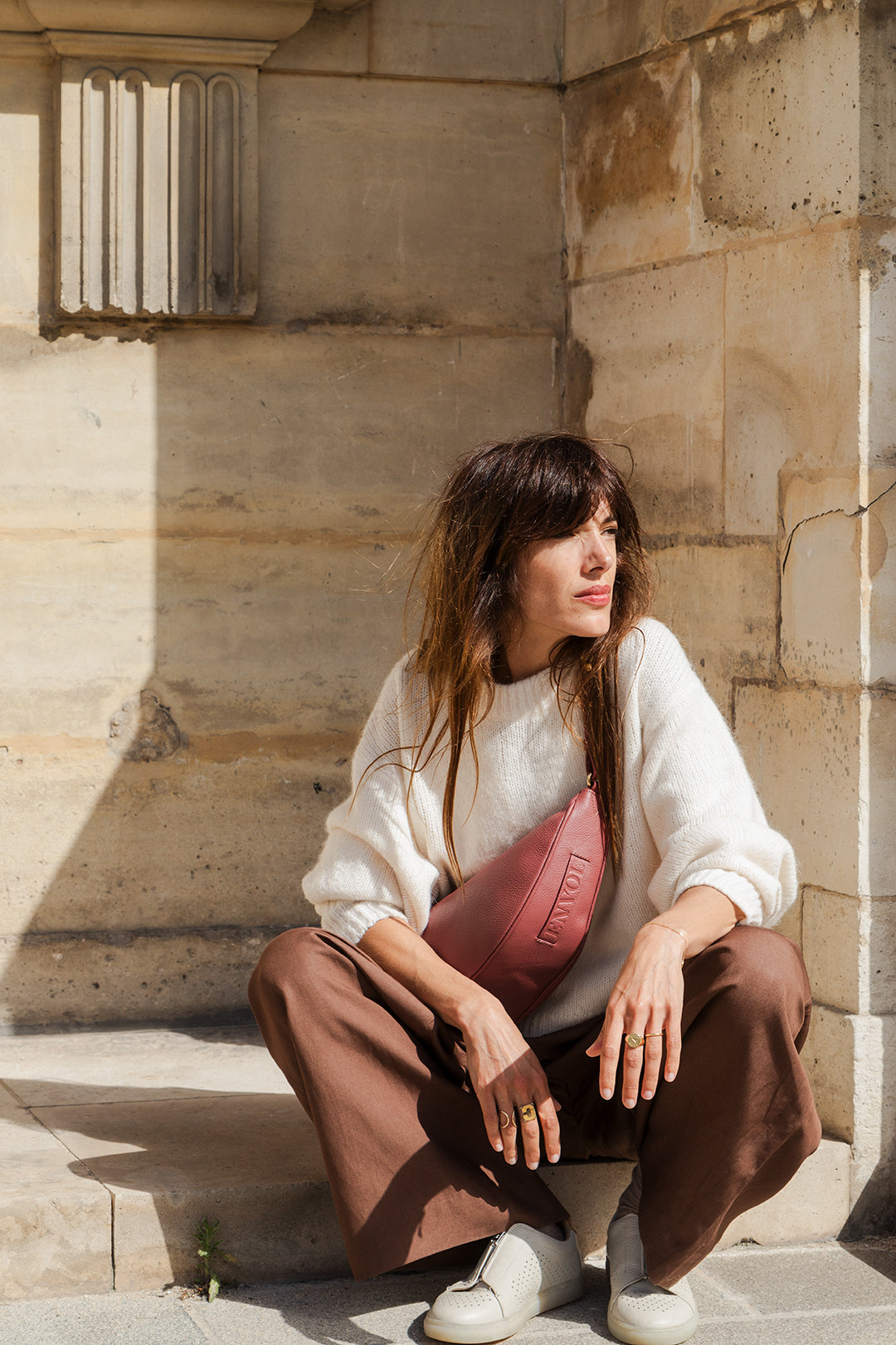 Femme portant le sac banane Thelma ENVOL bois de rose assise en ville #Couleur_Bois de Rose