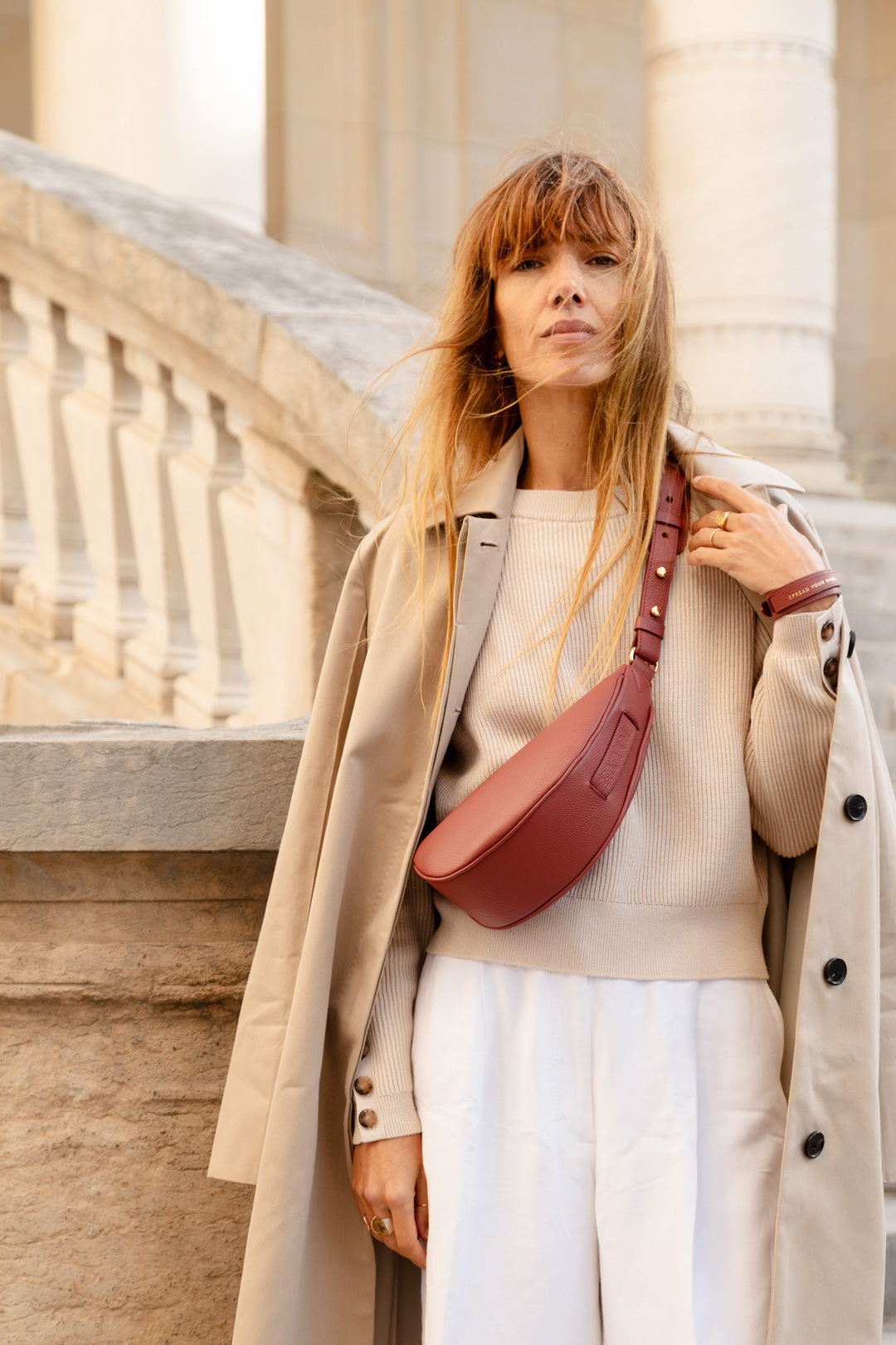 Femme portant le mini sac banane Lou ENVOL bois de rose en ville #Couleur_Bois de Rose