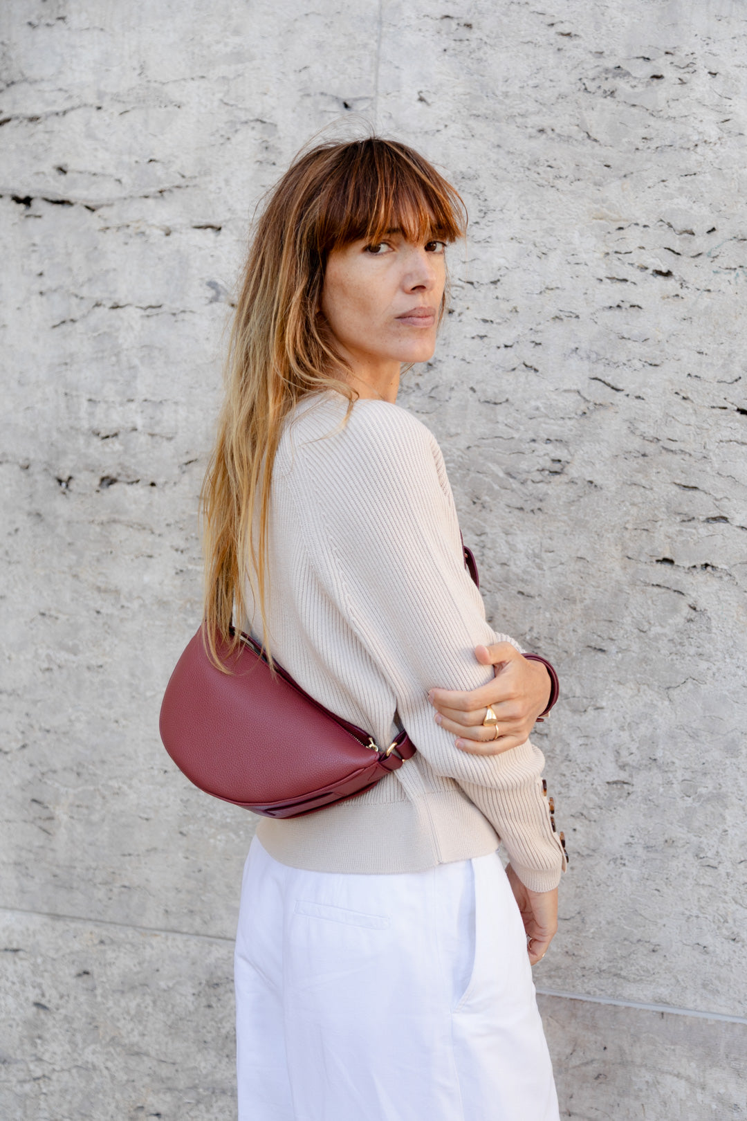 Femme portant le mini sac banane Lou ENVOL bois de rose en bandoulière #Couleur_Bois de Rose