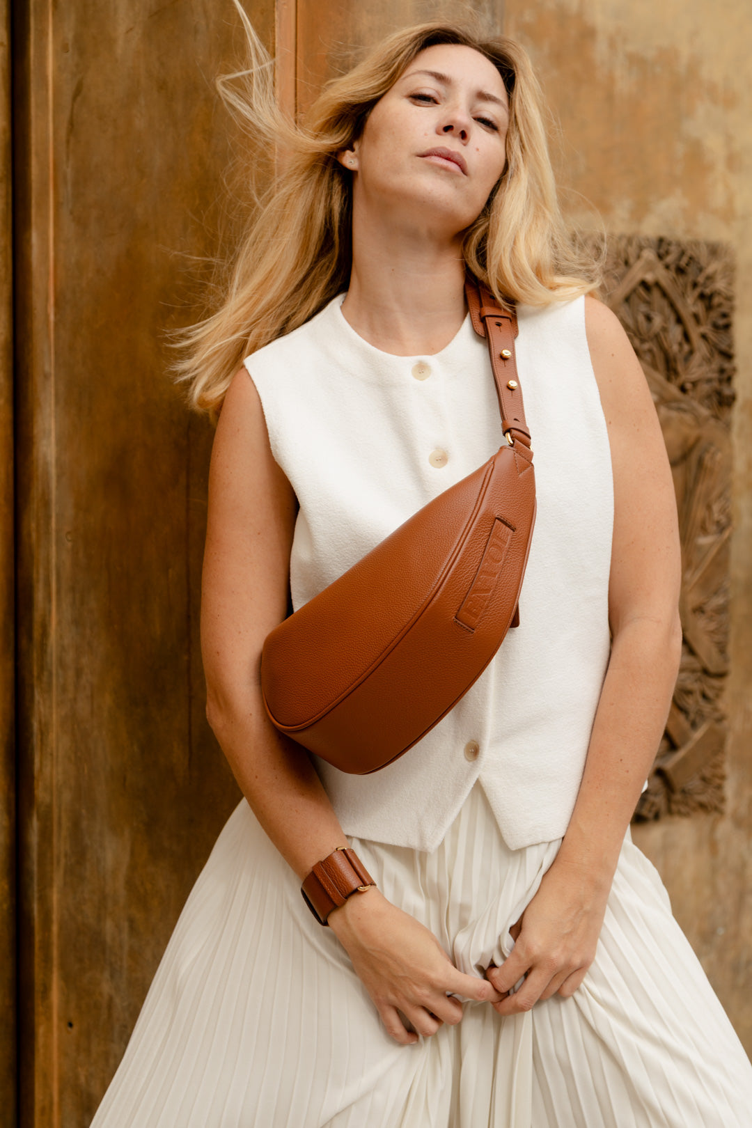 Femme portant le sac banane Thelma ENVOL camel en bandoulière #Couleur_Camel