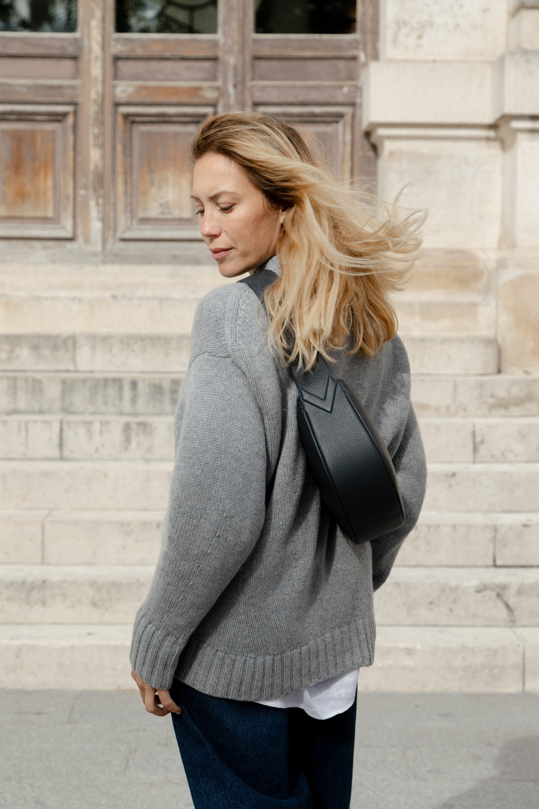 Femme portant le sac banane Thelma ENVOL bleu de cendre en marche #Couleur_Bleu de Cendre