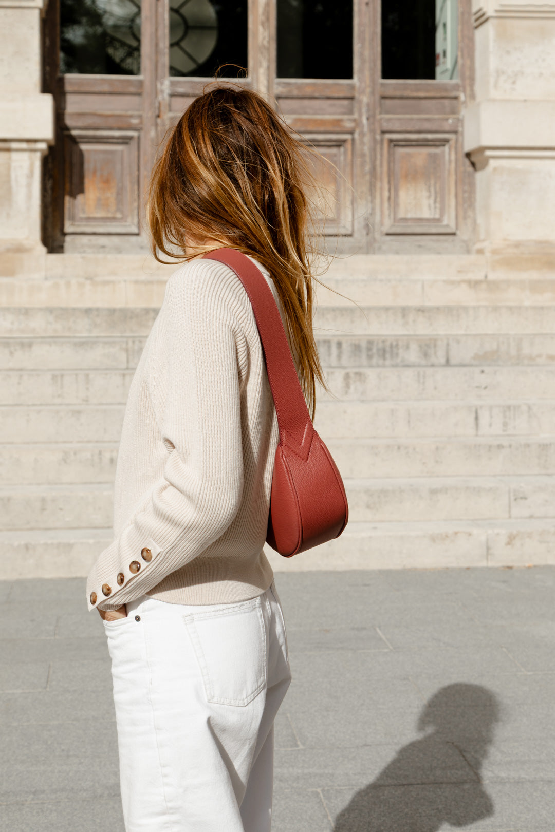 Femme portant le mini sac banane Lou ENVOL bois de rose en marche #Couleur_Bois de Rose