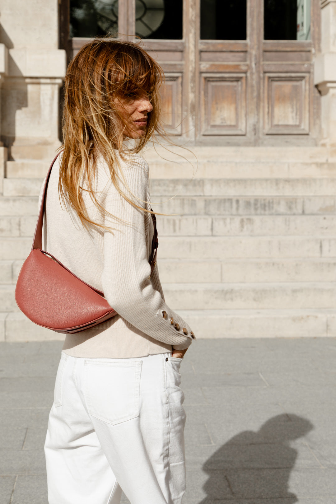 Femme portant le mini sac banane Lou ENVOL bois de rose de dos #Couleur_Bois de Rose