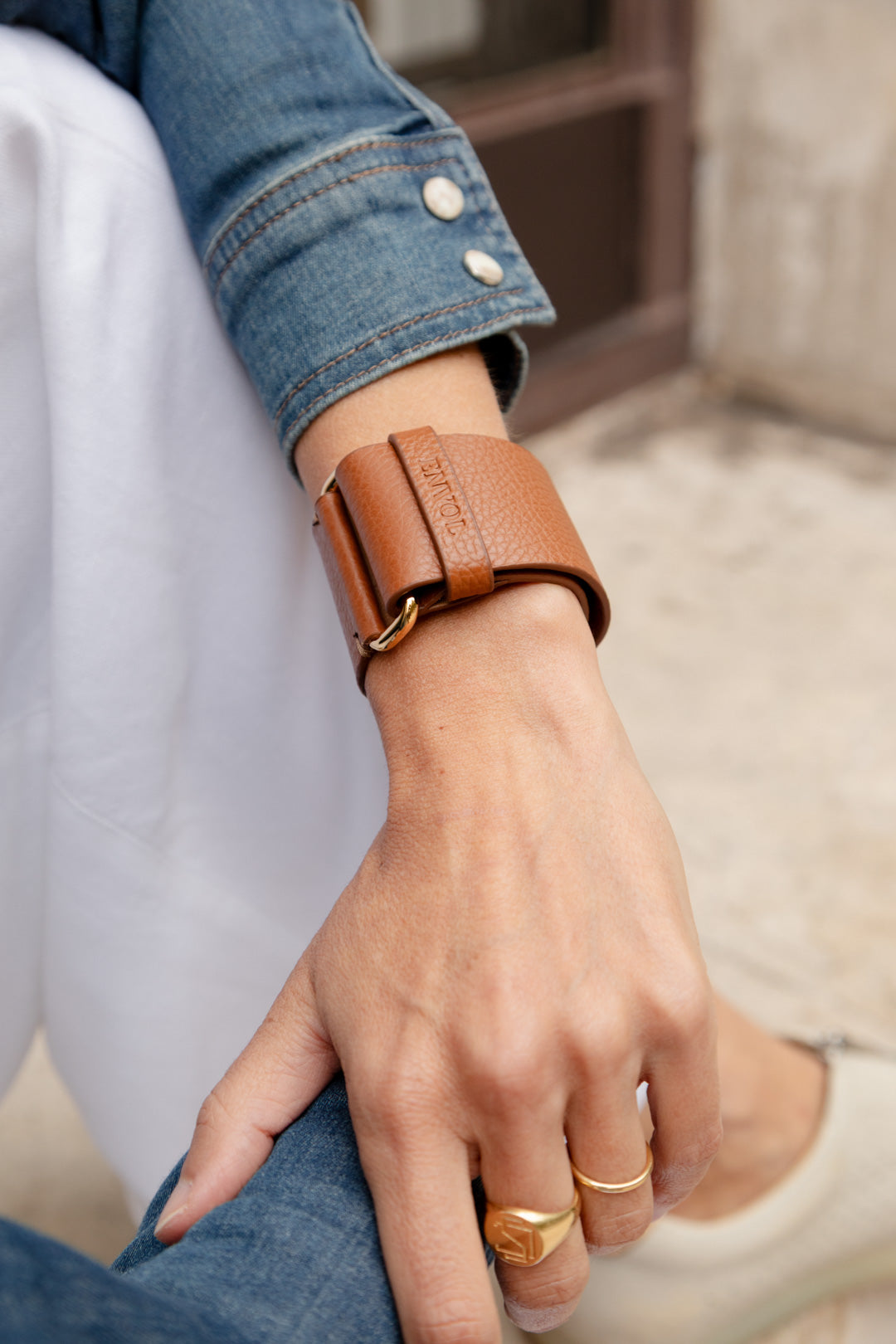 Bracelet manchette Ava ENVOL camel — porté au poignet, détail #Couleur_Camel