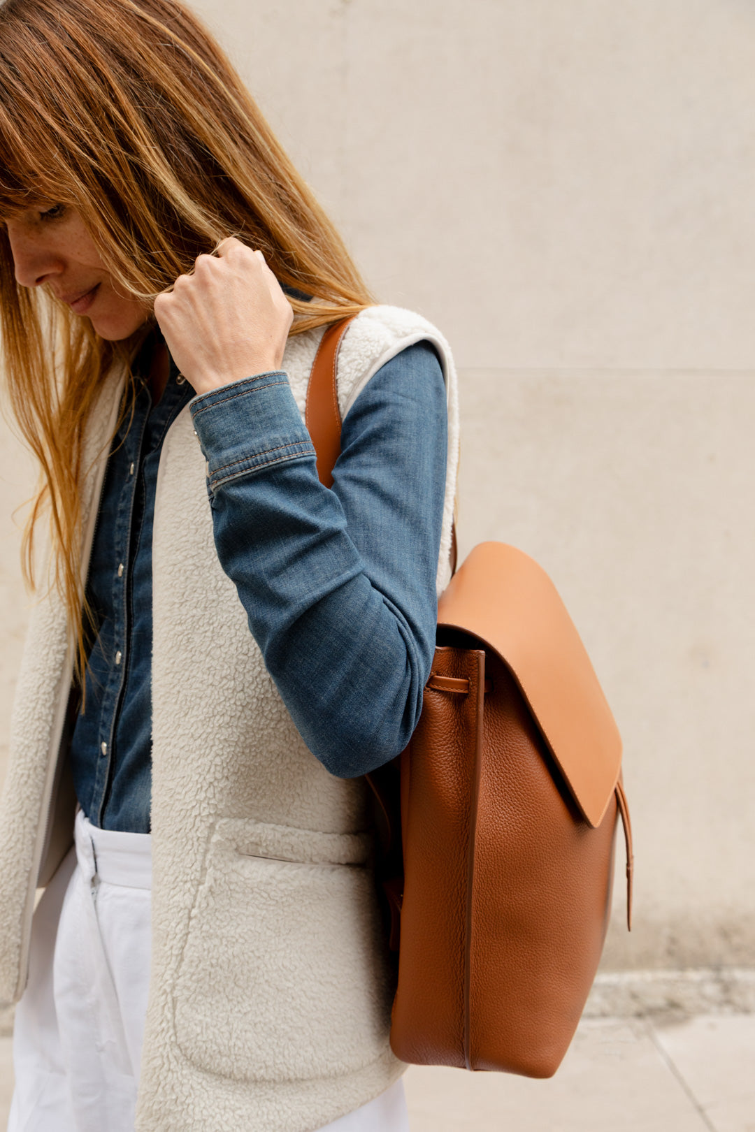 Femme portant le sac à dos Ysé ENVOL camel de dos #Couleur_Camel