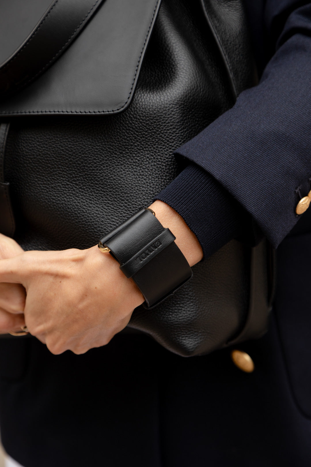 Bracelet manchette Ava ENVOL noir — porté au poignet, détail #Couleur_Noir