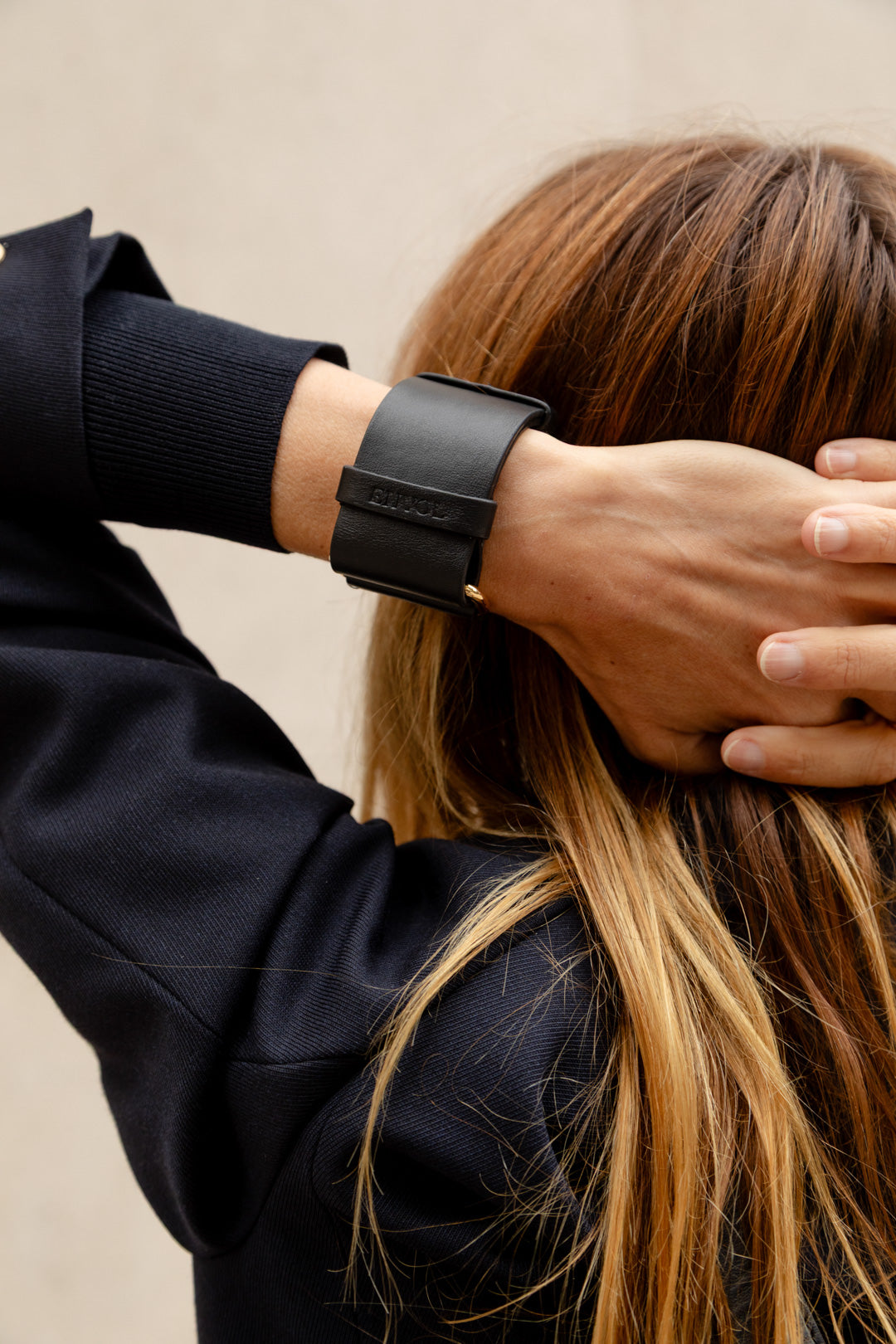 Femme portant le bracelet Ava ENVOL noir au poignet #Couleur_Noir