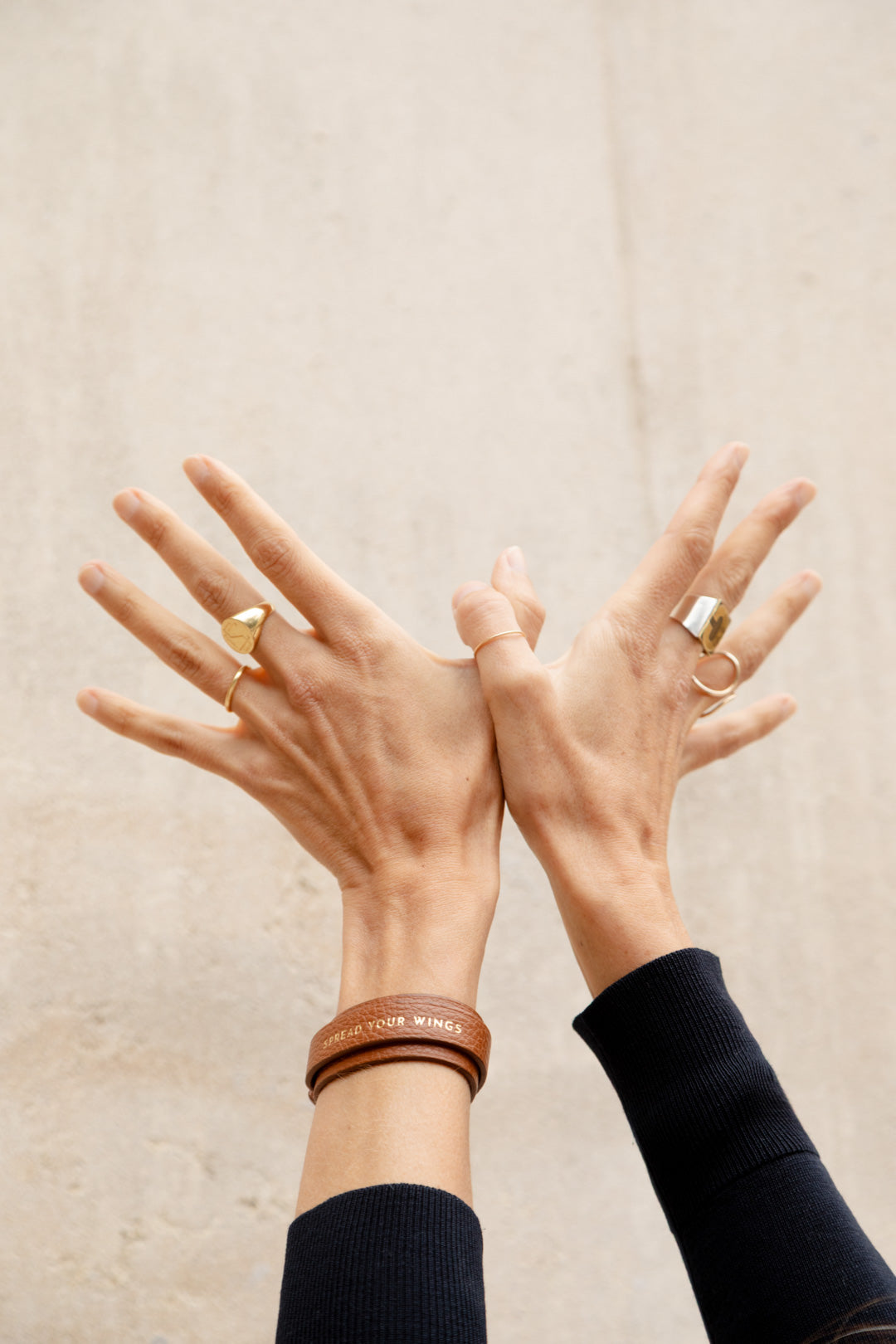 Femme portant le bracelet Billie ENVOL camel mains levées #Couleur_Camel