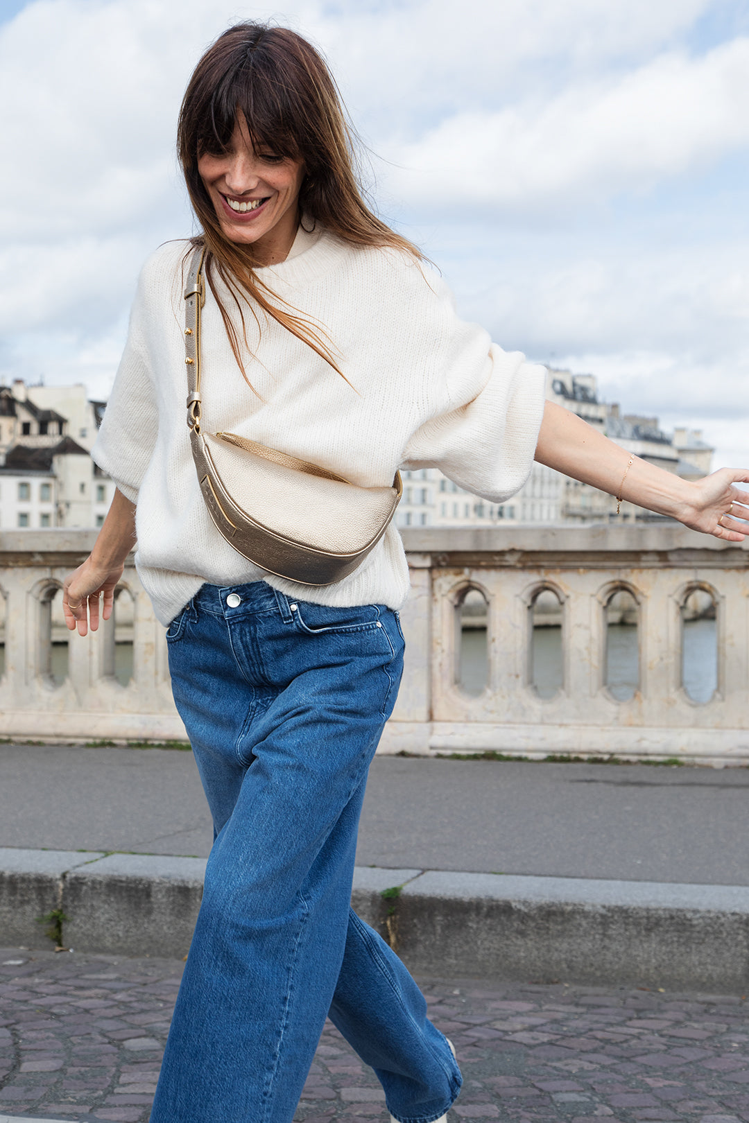 Femme portant le mini sac banane Lou ENVOL doré en bandoulière #Couleur_Gold