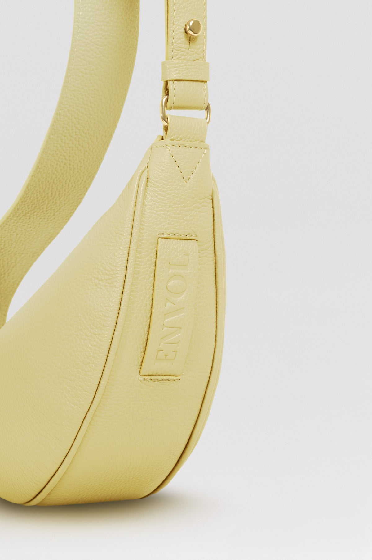 Mini sac banane Lou ENVOL jaune pastel — détail cuir #Couleur_Jaune Pastel