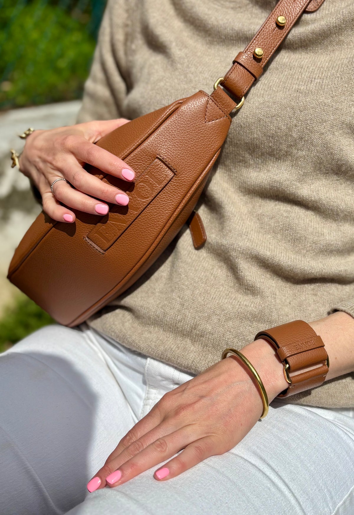 Bracelet manchette Ava ENVOL camel — porté avec le sac banane camel #Couleur_Camel