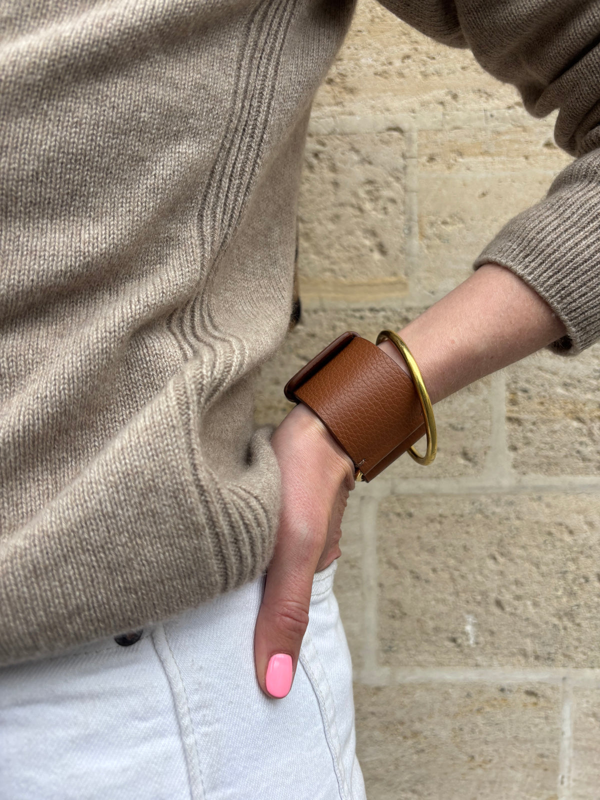 Bracelet manchette Ava ENVOL camel — porté au poignet #Couleur_Camel