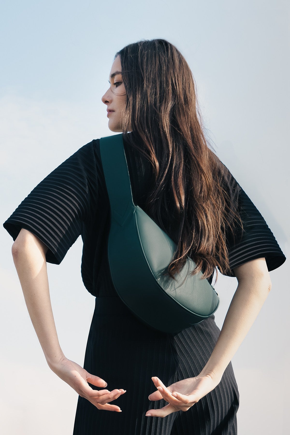 Femme portant le sac banane Thelma ENVOL vert sapin de dos #Couleur_Vert Sapin