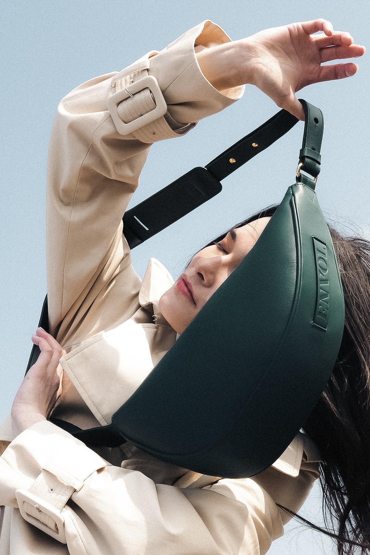 Femme portant le sac banane Thelma ENVOL vert sapin en bandoulière #Couleur_Vert Sapin