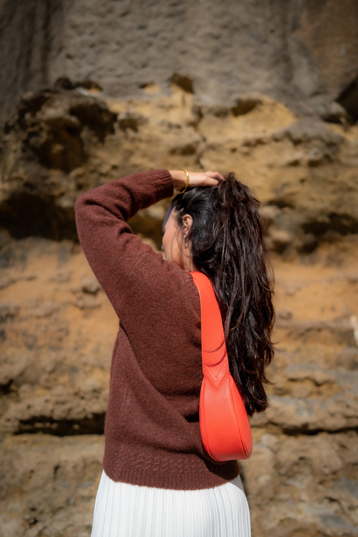 Femme portant le mini sac banane Lou ENVOL rose corail en bandoulière #Couleur_Rose Corail