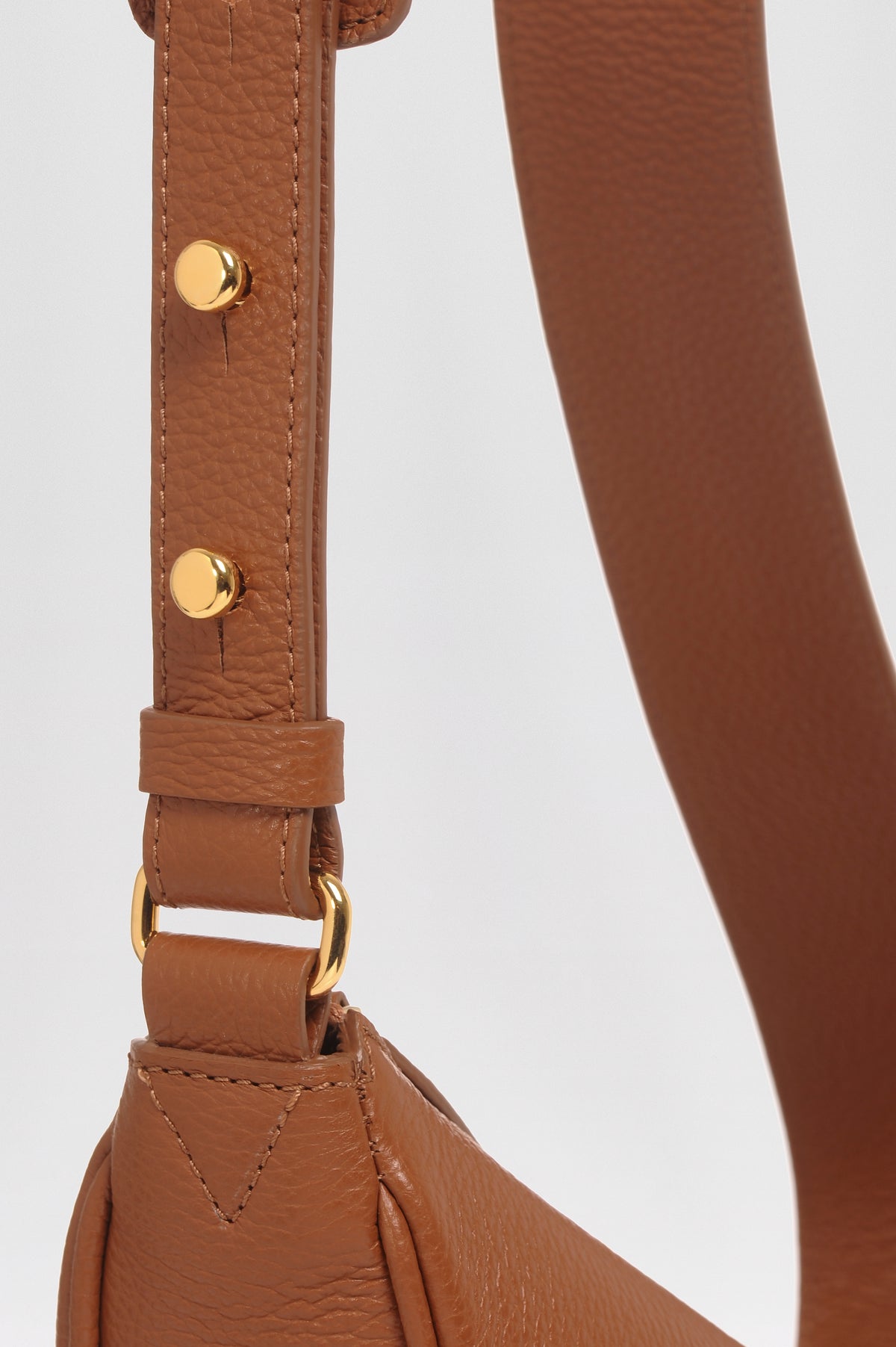 Mini sac banane Lou ENVOL camel — détail bandoulière #Couleur_Camel