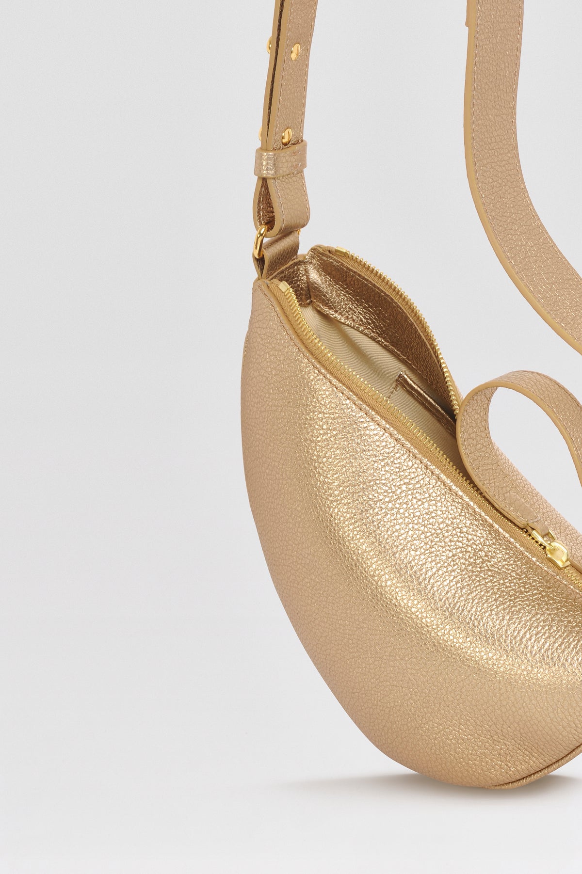Mini sac banane Lou ENVOL doré — détail poche arrière #Couleur_Gold