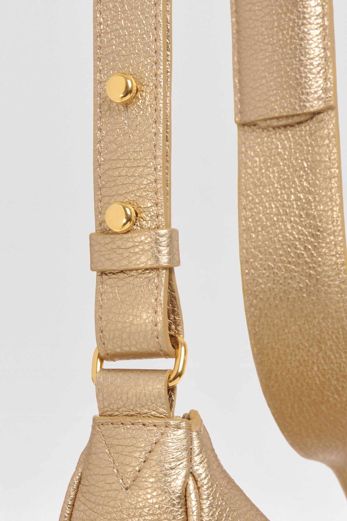 Mini sac banane Lou ENVOL doré — détail bandoulière #Couleur_Gold
