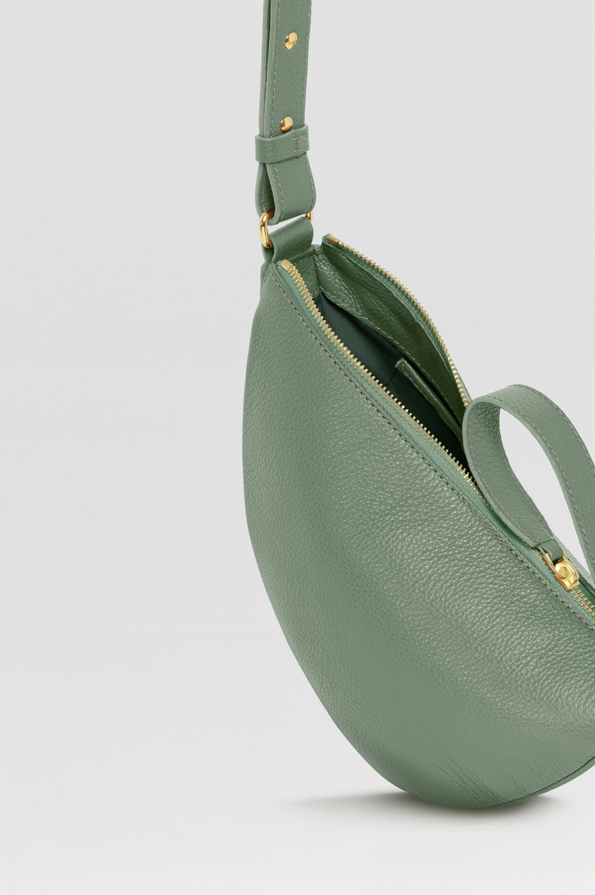 Mini sac banane Lou ENVOL vert amande — détail poche arrière #Couleur_Vert Amande