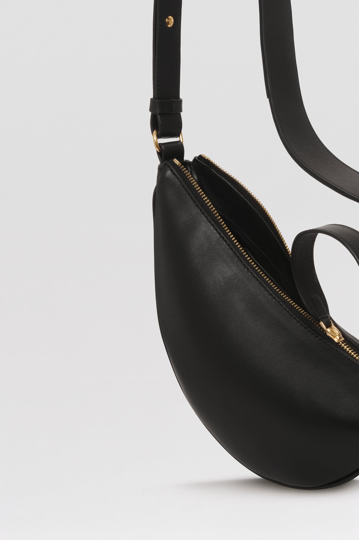Mini sac banane Lou ENVOL noir — détail cuir #Couleur_Noir