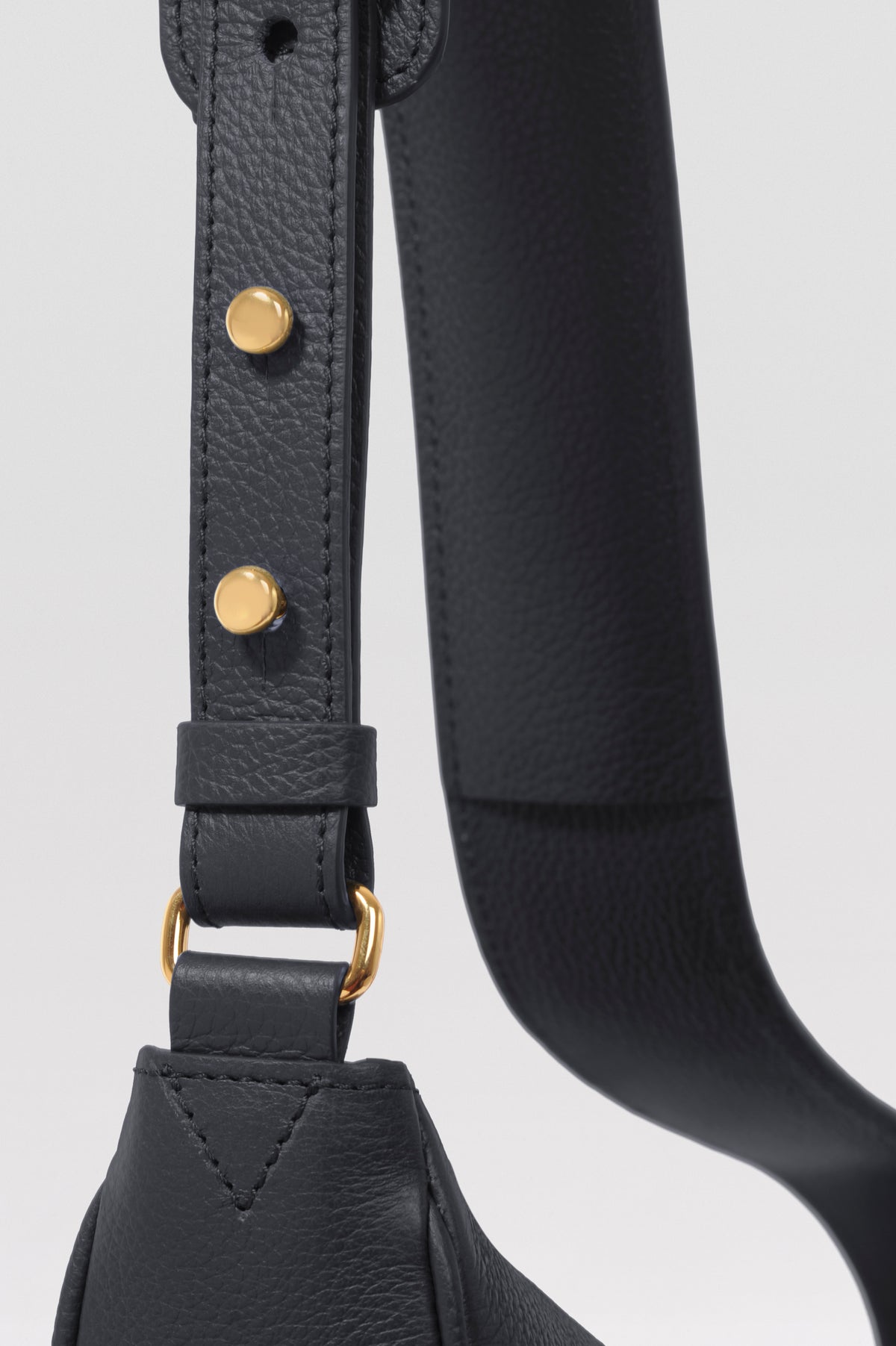 Sac banane Thelma ENVOL bleu de cendre — détail bandoulière #Couleur_Bleu de Cendre