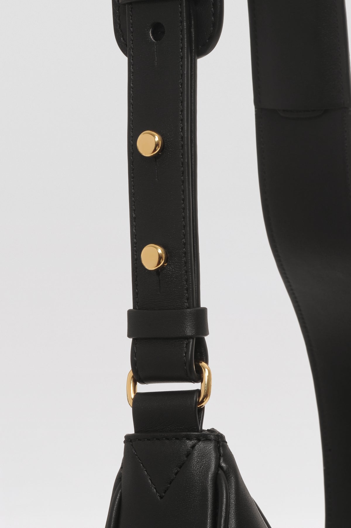 Mini sac banane Lou ENVOL noir — détail bandoulière #Couleur_Noir