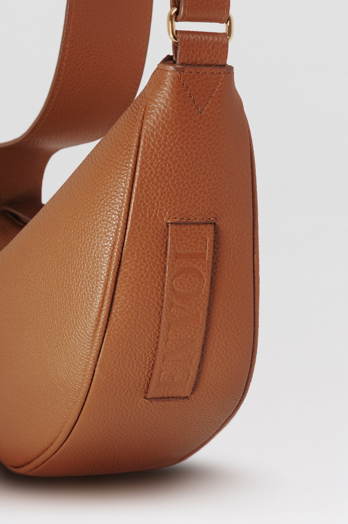 Sac banane Thelma ENVOL camel — détail cuir #Couleur_Camel