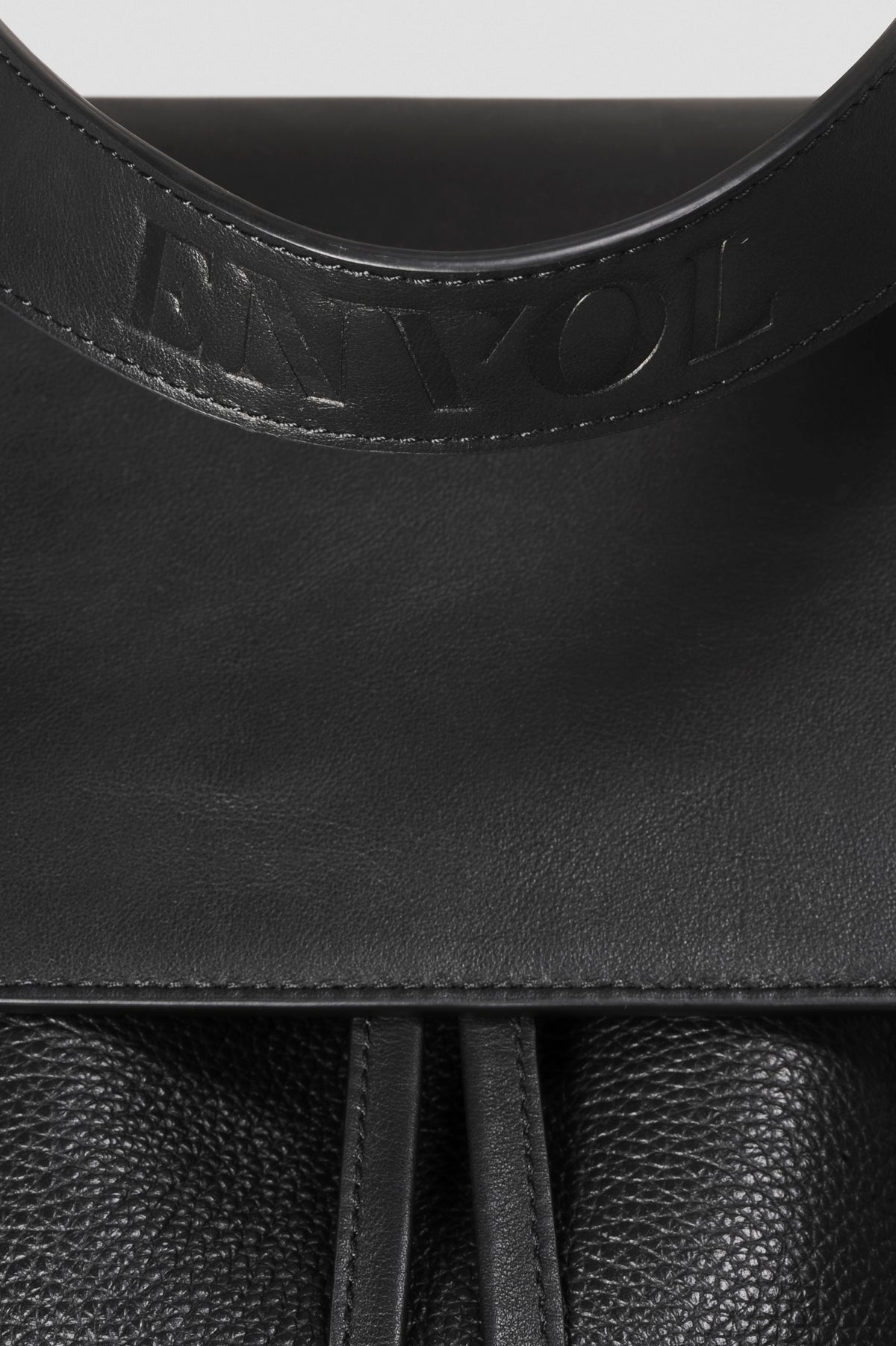 Sac à dos Ysé ENVOL noir — détail cuir #Couleur_Noir