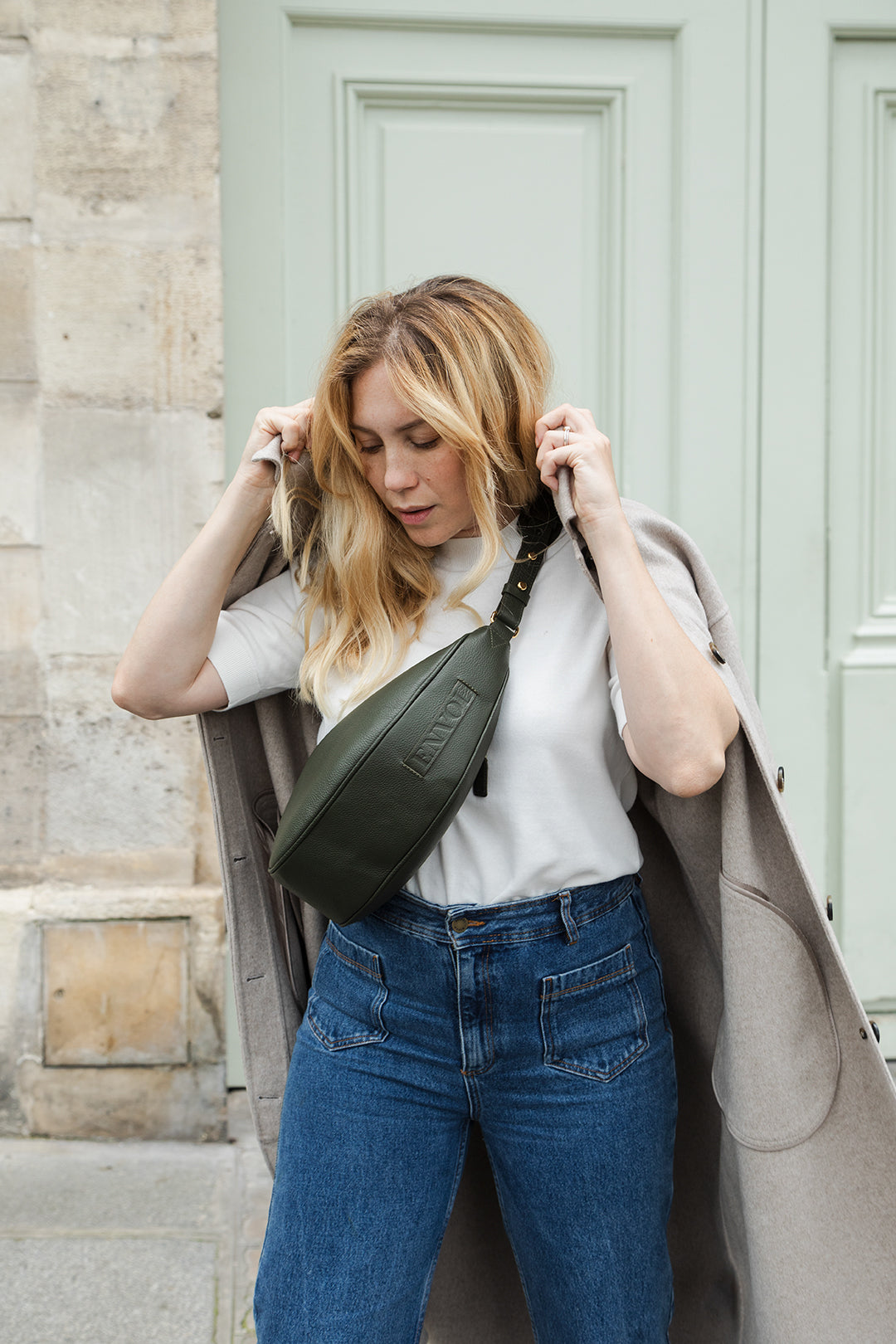 Femme portant le sac banane Thelma ENVOL vert anglais en bandoulière #Couleur_Vert Anglais