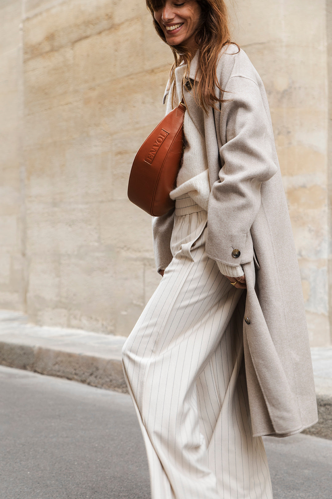 Femme portant le sac banane Thelma ENVOL terracotta en ville #Couleur_Terracotta
