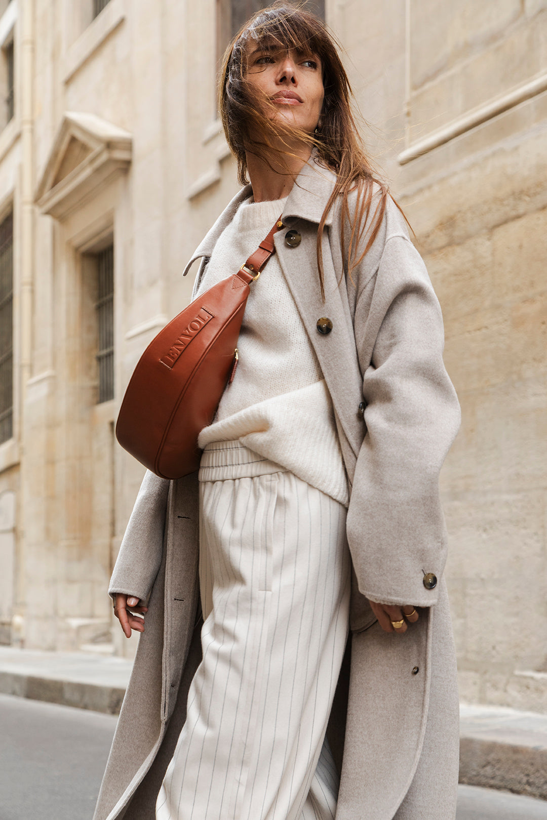 Femme portant le sac banane Thelma ENVOL terracotta en bandoulière #Couleur_Terracotta