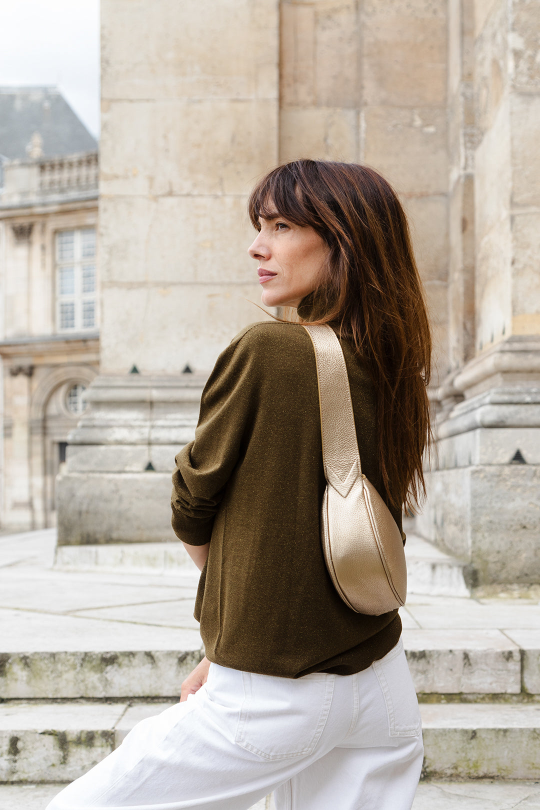 Femme portant le mini sac banane Lou ENVOL doré en ville #Couleur_Gold