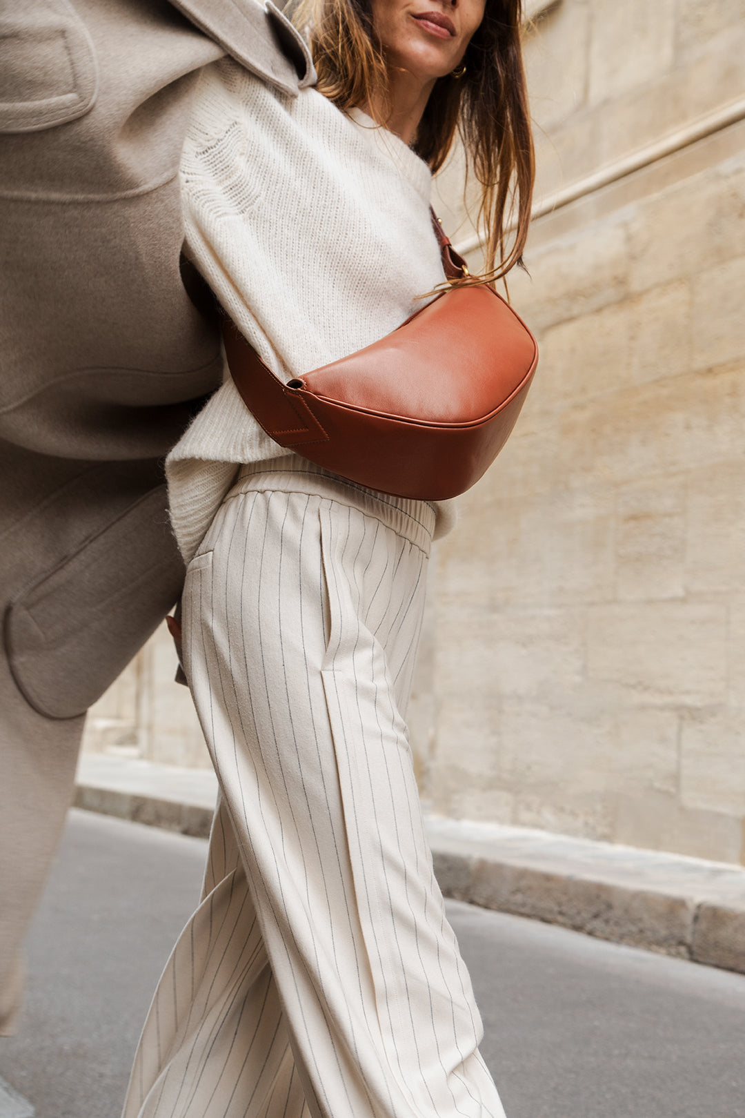 Femme portant le sac banane Thelma ENVOL terracotta de profil #Couleur_Terracotta