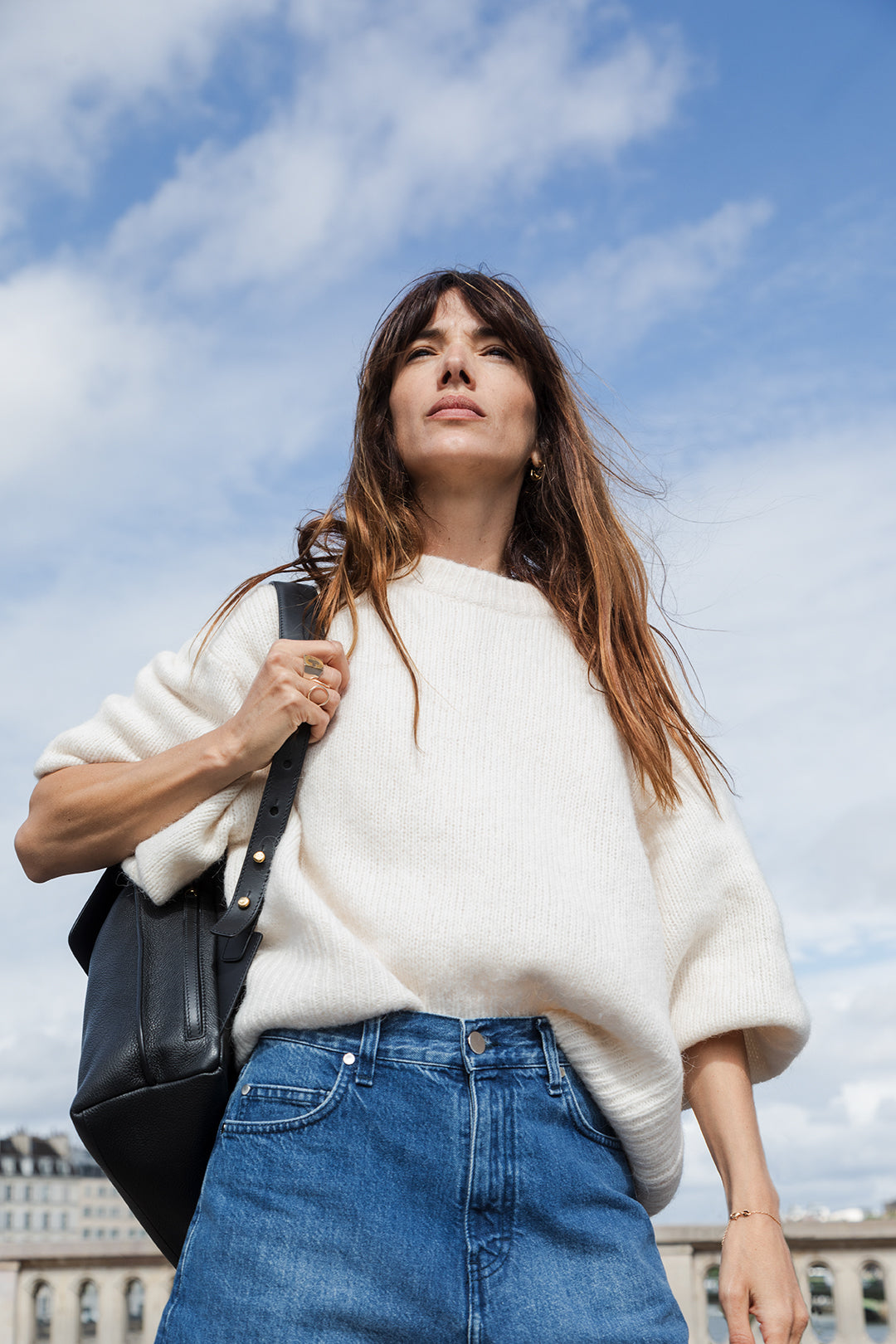 Femme portant le sac à dos Ysé ENVOL noir en ville #Couleur_Noir
