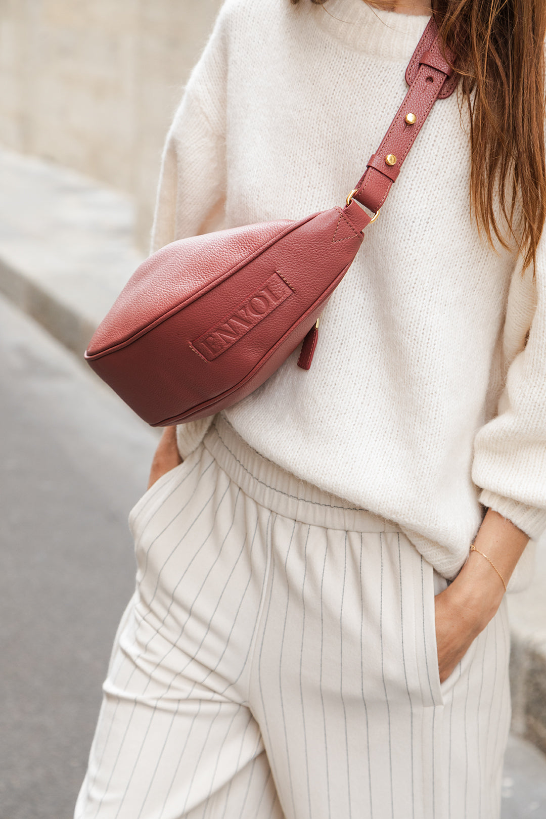 Femme portant le sac banane Thelma ENVOL bois de rose en bandoulière #Couleur_Bois de Rose