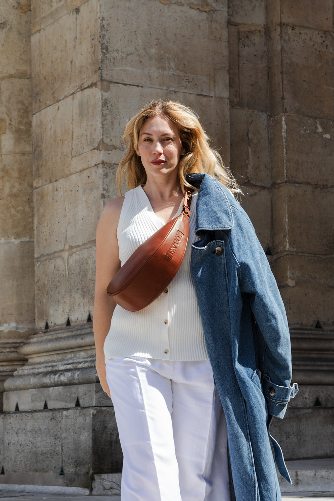 Femme portant le sac banane Thelma ENVOL terracotta avec un manteau #Couleur_Terracotta
