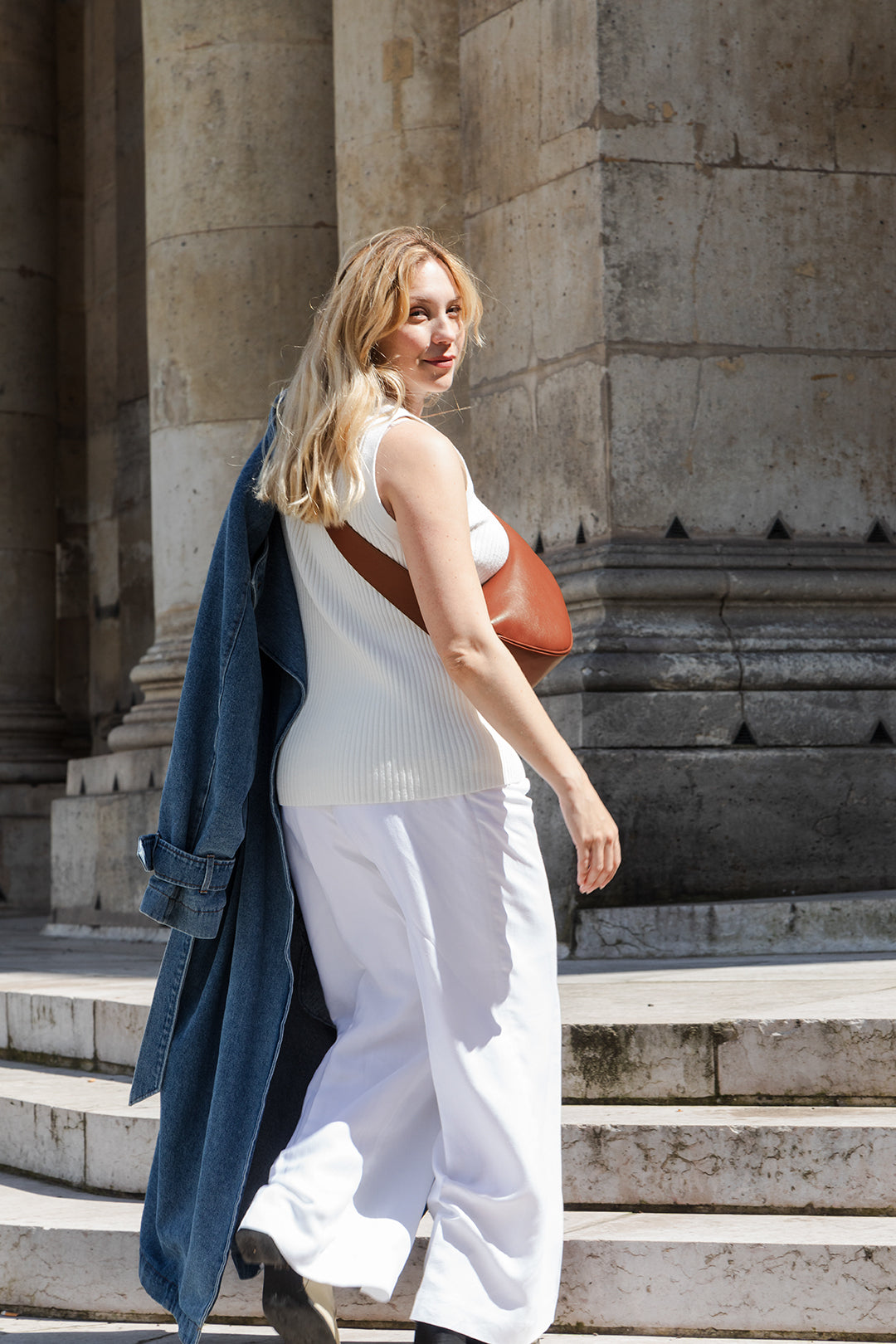 Femme portant le sac banane Thelma ENVOL terracotta avec une veste en jean #Couleur_Terracotta